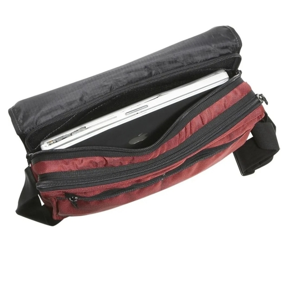 Targus Unofficial Messenger Case fits 16 inch Laptop Colors Black & Green - Picture 6 of 15